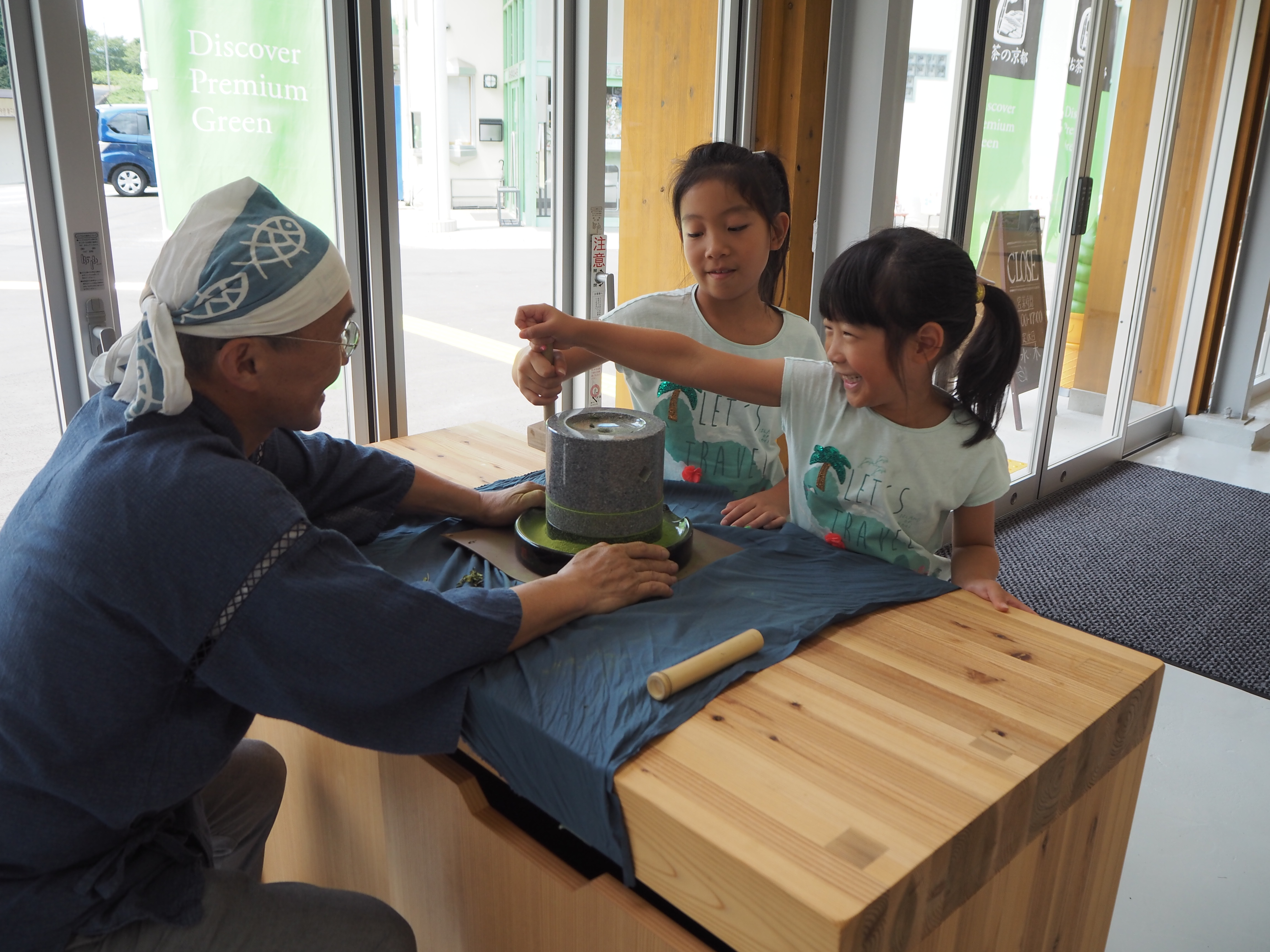 抹茶石臼挽き - 京都 食べ物作り体験 日帰り旅行・遊び