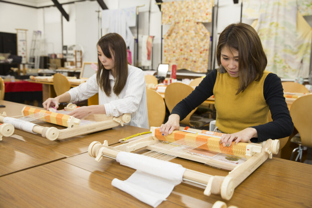 丹後ちりめん 本格着物体験 本格手機 テーブルセンター作り 組みひも体験 ミサンガ作り 手機でオリジナルコースター作り - 京都 食べ物作り ...